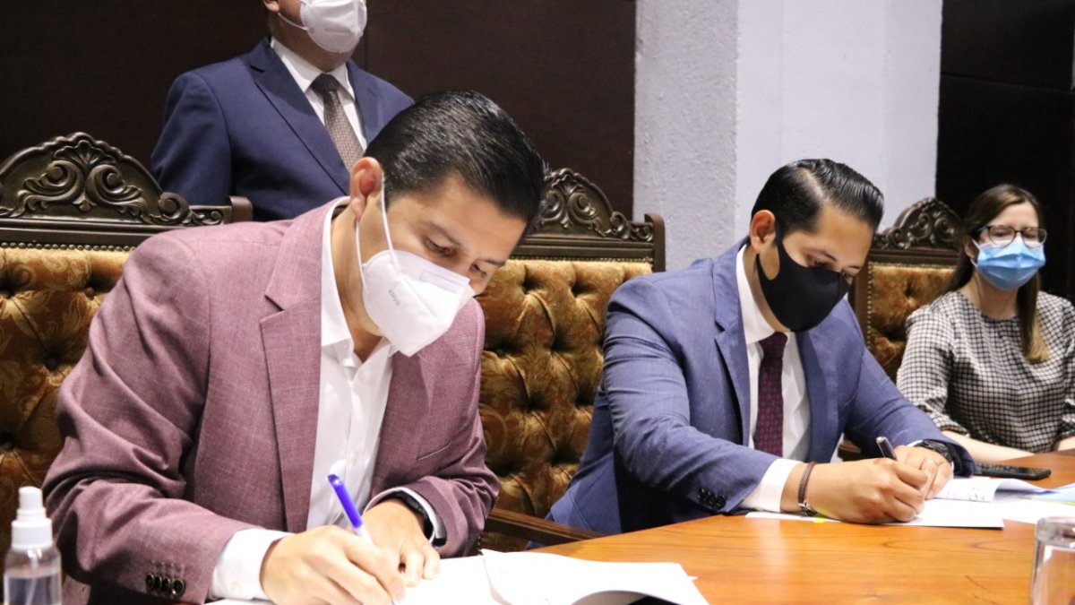 El rector de la Universidad de Guayaquil, Francisco Morán y el coordinador Zonal 8 del Ministerio de Inclusión Económica y Social (MIES),  Luis Cedeño Tovar, firmaron el convenio.