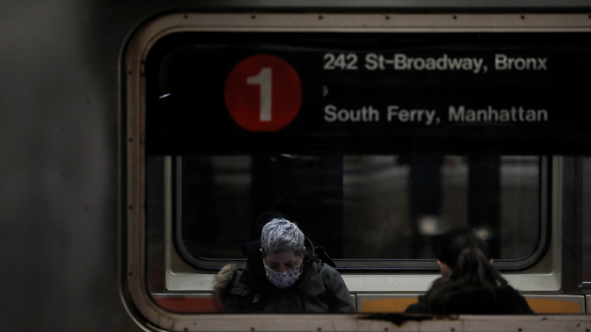 El metro de la ciudad de Nueva York, el más bullicioso de Estados Unidos, retomó este lunes su servicio de 24 horas.