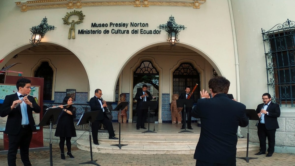La Orquesta Sinfónica de Guayaquil rinde su homenaje a los museos llevando allí su música.