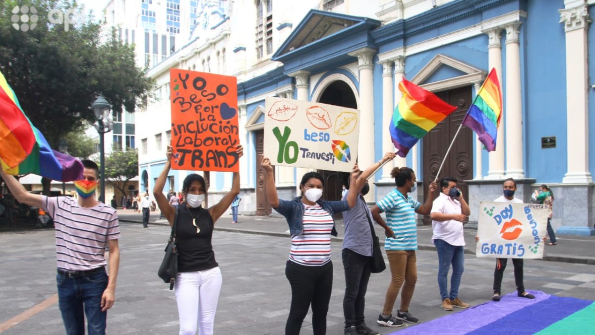 Miembros de la comunidad LGBTI en un plantón en el centro de Guayaquil.