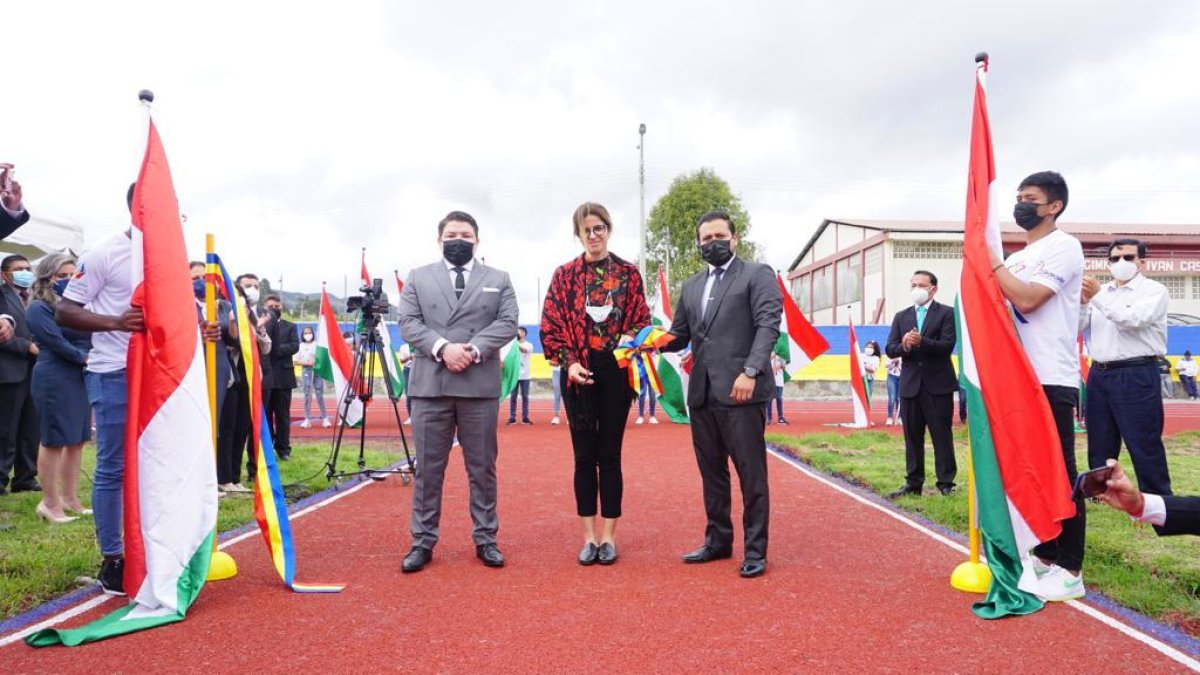 Entrega. Los dirigentes deportivos en el acto protocolario ayer en Cañar.