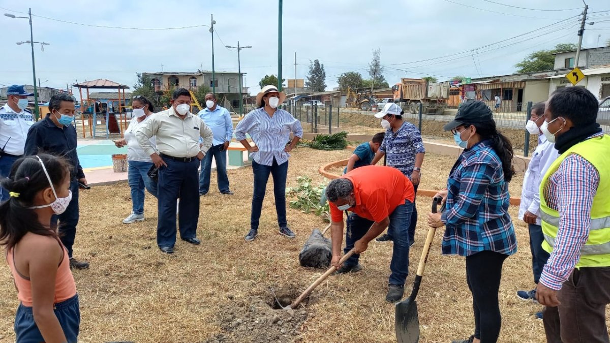 Personal municipal visitó El Morro para realizar una siembra y minga en un parque.