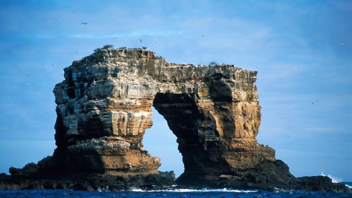 El llamado Arco de Darwin es una piedra natural que en algún momento formó parte de la isla del mismo nombre, a la que no hay como visitar por tierra, por norma de protección de la biodiversidad del archipiélago ecuatoriano.