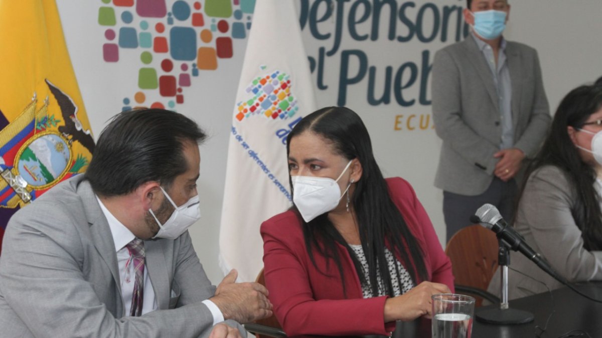 Anuncio. Zaida Rovira en una rueda de prensa anunciando que en la Defensoría el trabajo no se detiene.