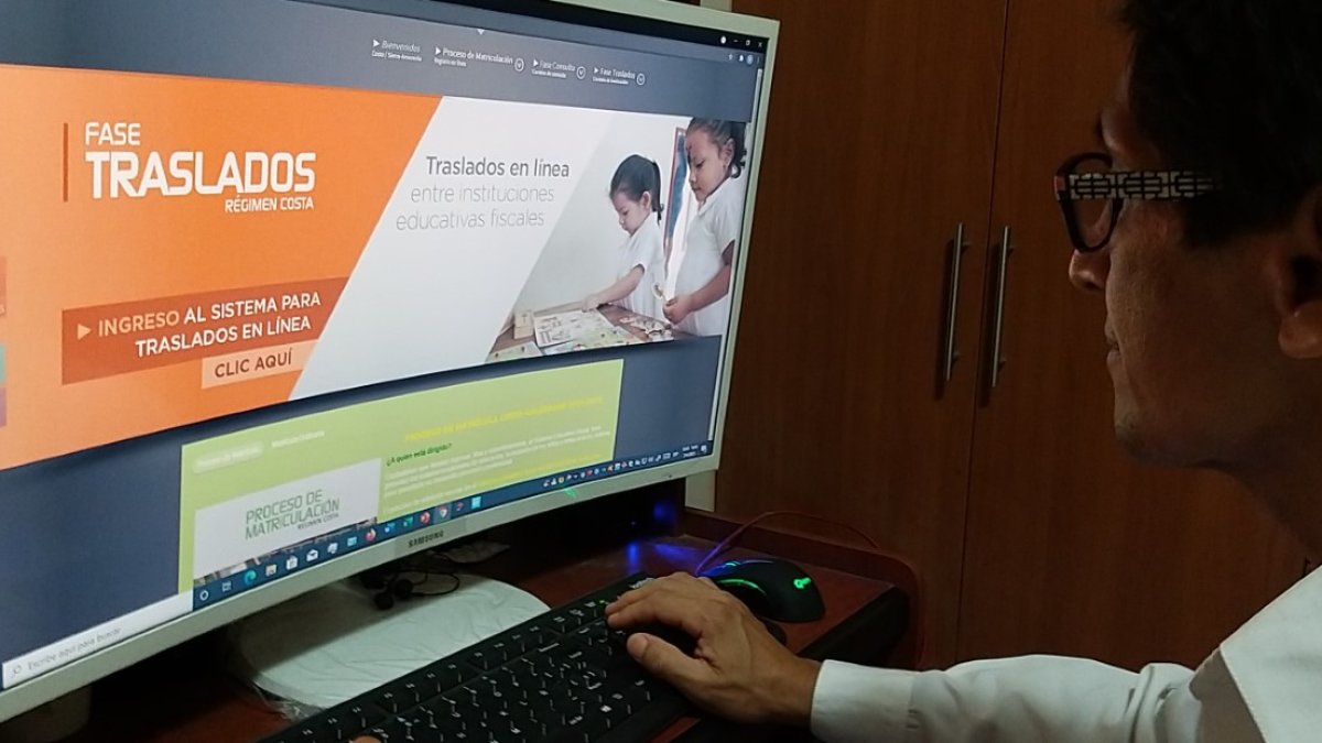 Padres de familia realizan en línea los traslados entre planteles fiscales.