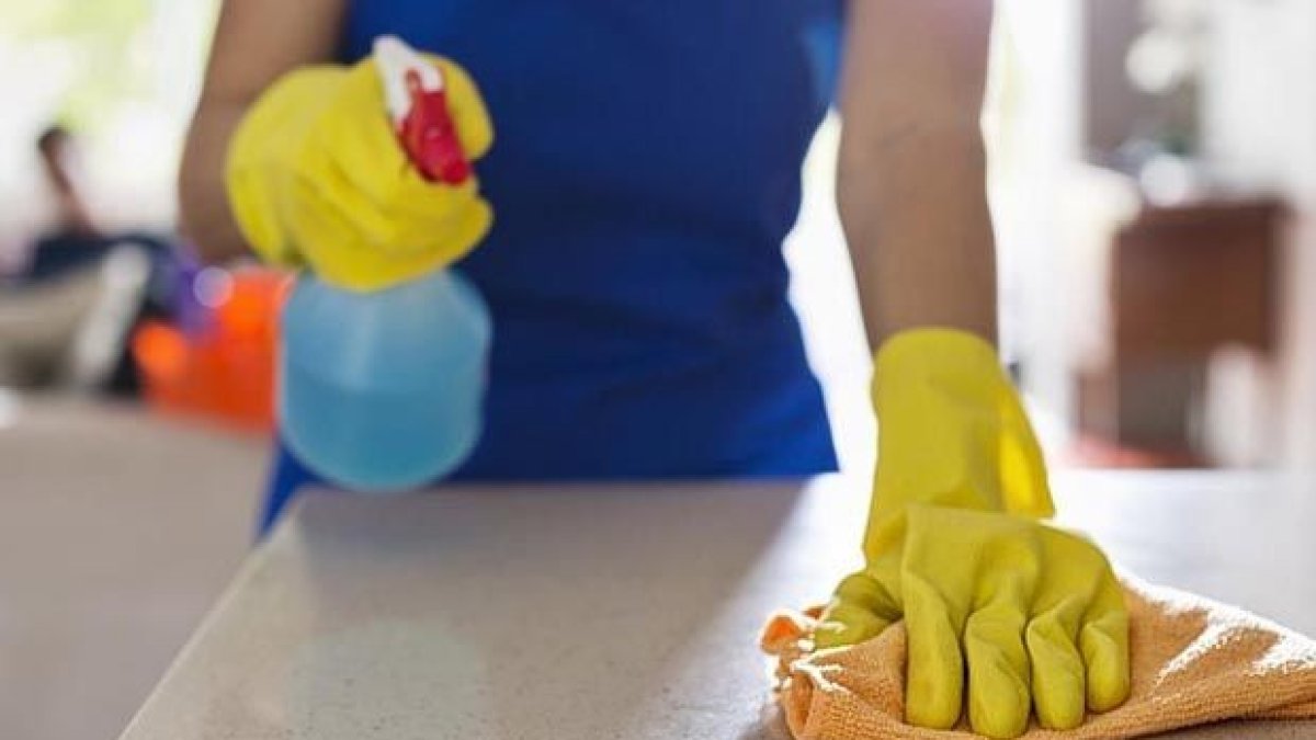 Las posibilidades de contraer el virus a través de superficies contaminadas son muy reducidas, según estudio