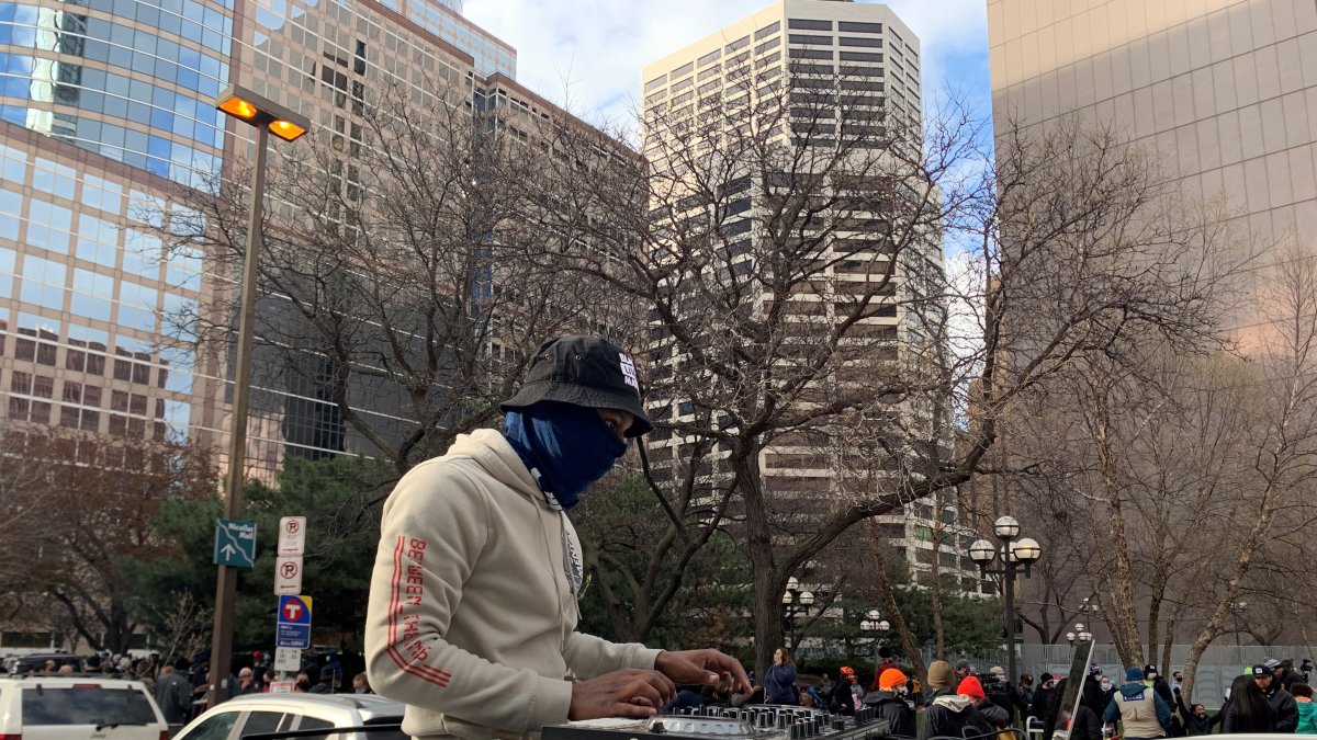 Referencial: Un grupo de personas reacciona hoy, martes tras conocerse el veredicto en el juicio contra el expolicía Derek Chauvin en Mineápolis.