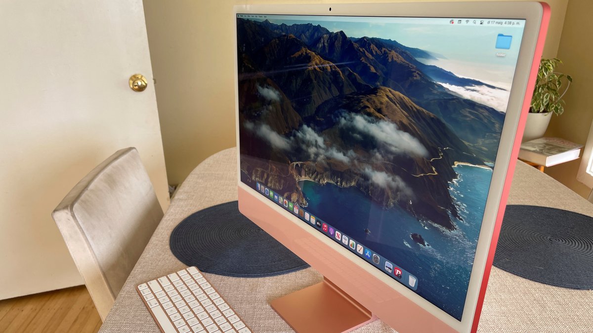 El nuevo computador de escritorio iMac de Apple es el primero que la empresa ha construido en torno a su chip de fabricación propia M1.
