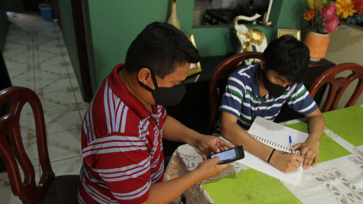 Los padres ayudan a sus hijos a desarrollar las tareas.