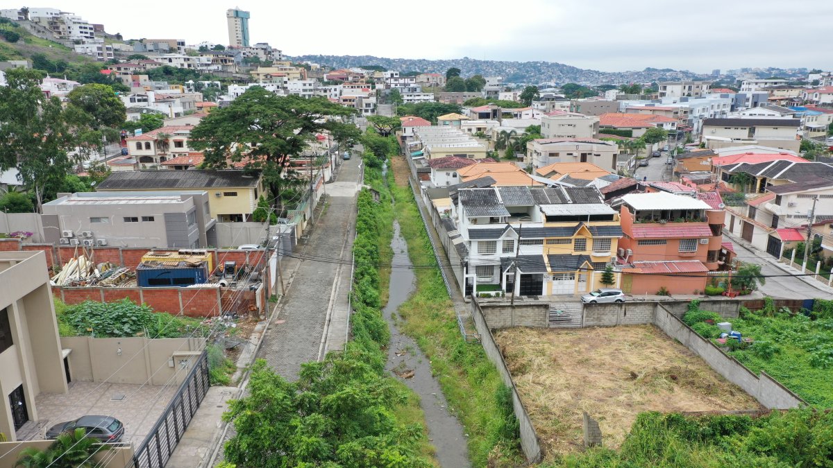 El canal está ubicado al pie de la calle Guayasamín. La zanja divide la ciudadela Cumbres Bajas  de Los Ceibos, de Santa Cecilia.