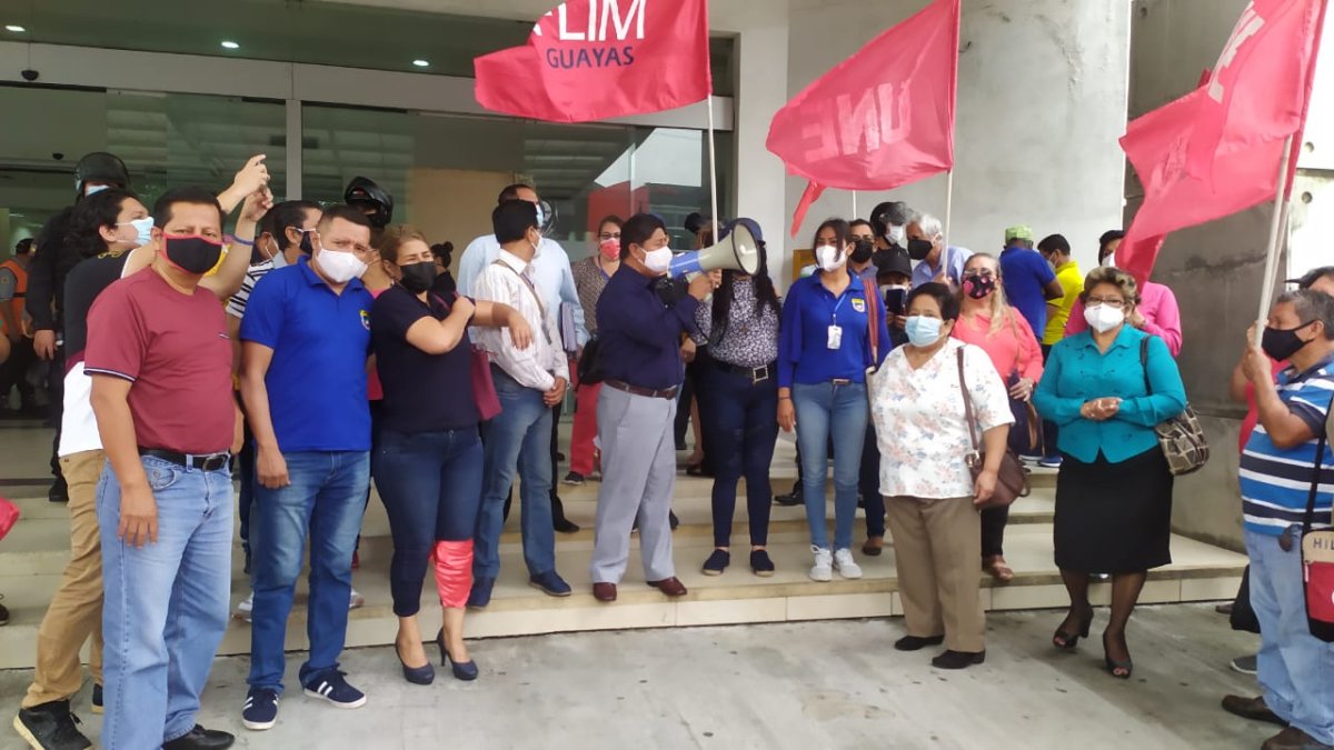os bajos del edificio Joaquín Gallegos Lara (edificio Makro), donde funciona la Subsecretaría de Educación de la Zona 8.