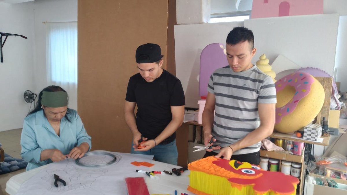 Los 'chamitos' llevan ocho años ganándose el pan a través de la piñatería