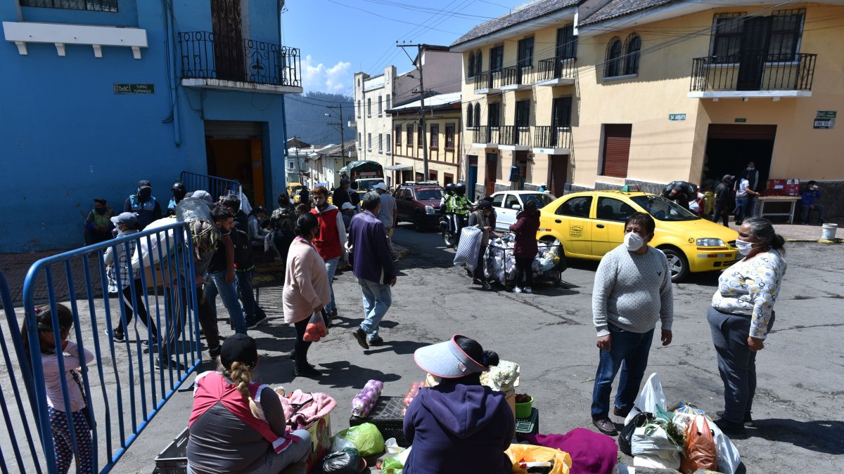 El Cabildo cercó la vía regenerada con vallas para impedir la venta informal. Los comerciantes, no obstante, se han colocado junto a ellas.