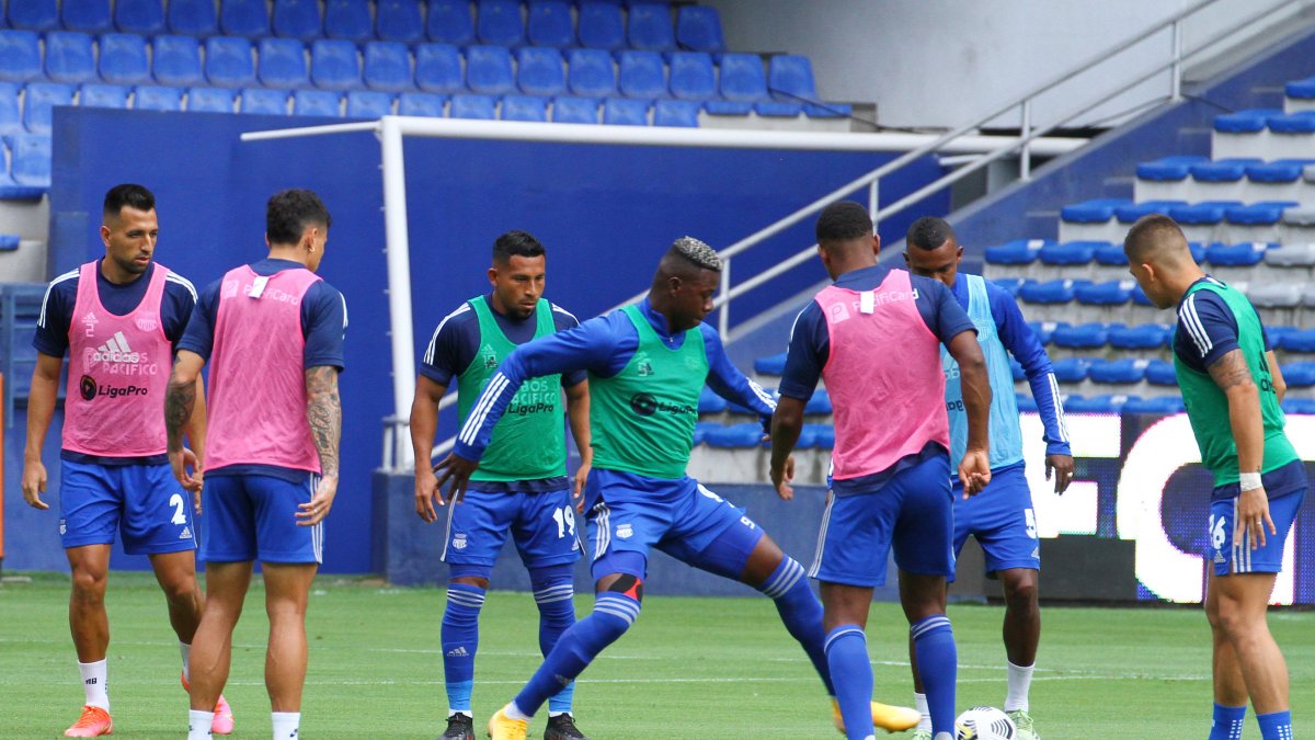 Alejandro Cabeza (i), delantero de Emelec, es la alternativa de Ismael Rescalvo para comandar la ofensiva azul ante la posible baja de Facundo Barceló. Luca Sosa y Aníbal Leguizamón (i) no estarán por suspensión.