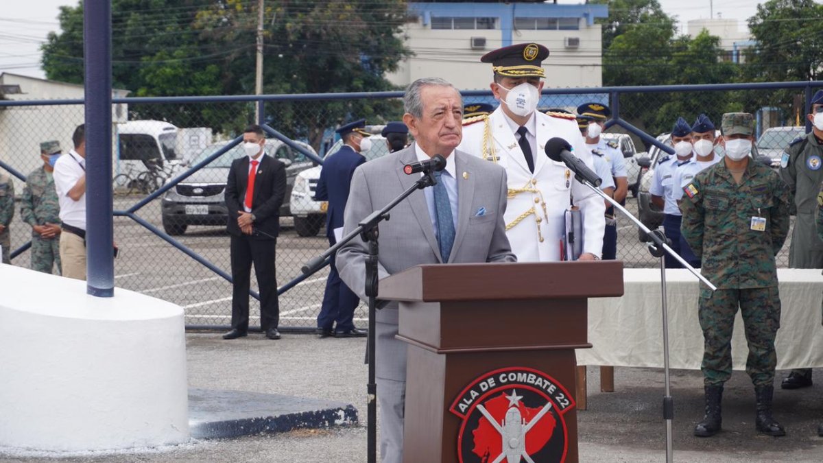 Acto. El ministro de Defensa Oswaldo Jarrín destacó las capacidades de las aeronaves entregadas a la FAE.