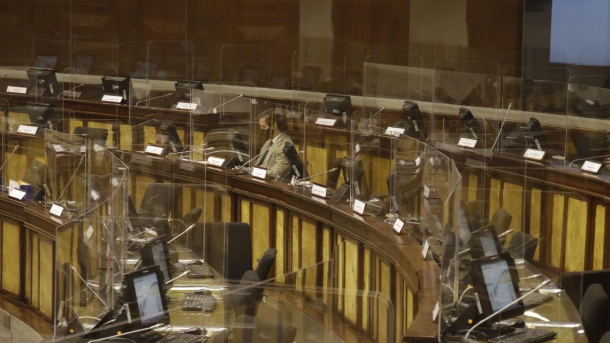 Reunión. El asambleísta Esteban Torres, de las filas socialcristianas, se queda solo en el pleno de la Asamblea una vez suspendida la sesión de ayer.