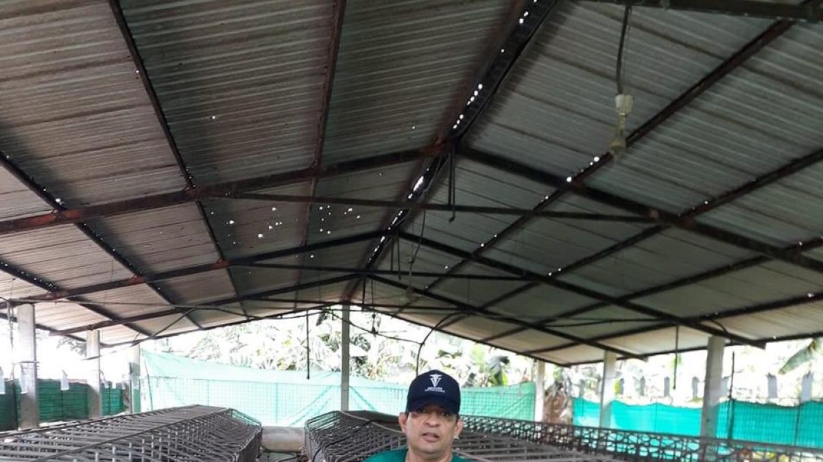 El doctor Fabián Maza trabajando en una granja de Ecuador.