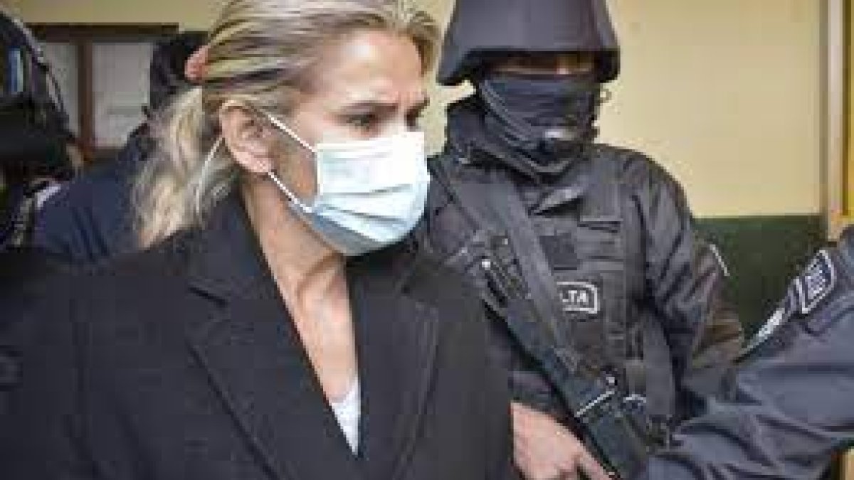 La expresidenta de Bolivia guarda prisión, acusada de terrorismo y otros cargos