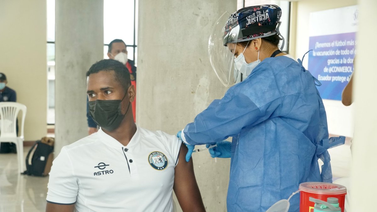 Daniel Vera, entrenador del Guayaquil City femenino, recibiendo la vacuna.