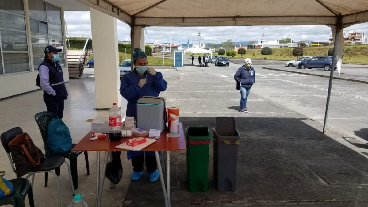 El punto de vacunación exprés opera en el aeródromo de Carchi.