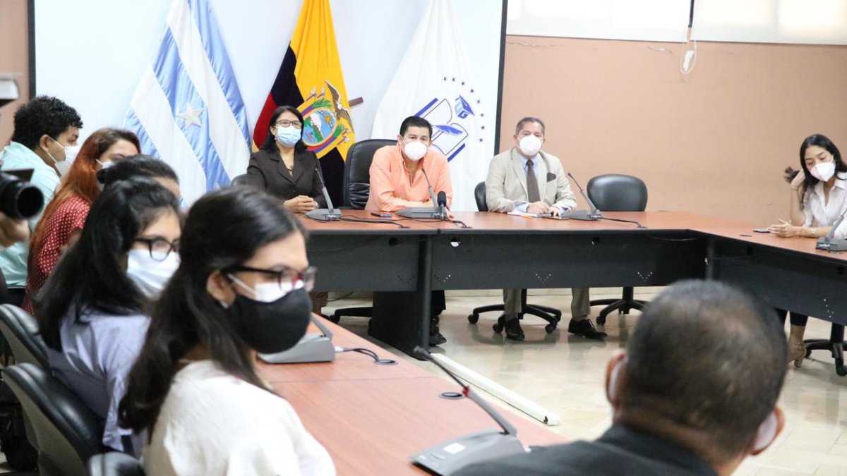 Francisco Morán, rector de la Universidad de Guayaquil, se reunió con dirigentes estudiantiles .