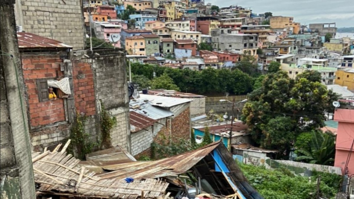 Este miércoles 19 de mayo se desplomó una casa en el cerro del Carmen.