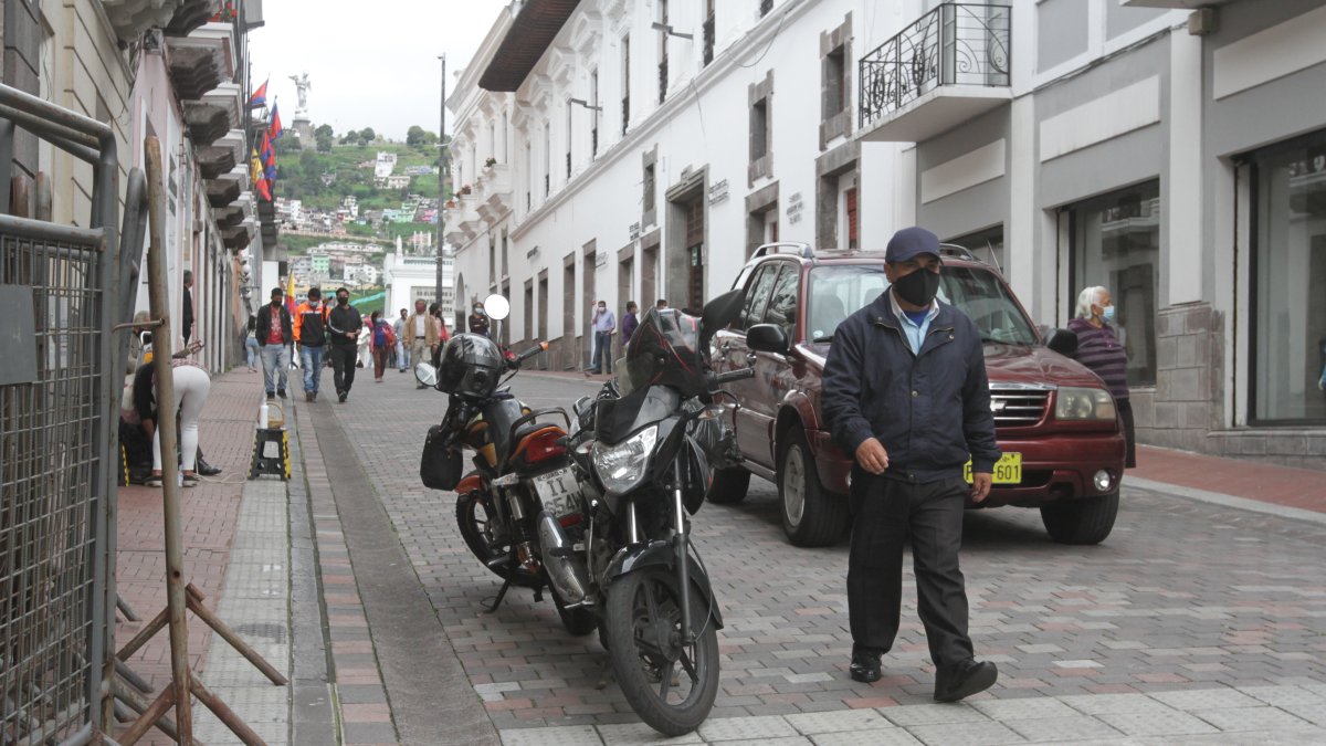 Frente a la falta de espacios, conductores se parquean en las vías, aceras y hasta locales comerciales. Indican que las multas que reciben no deberían ser válidas por la escasez.