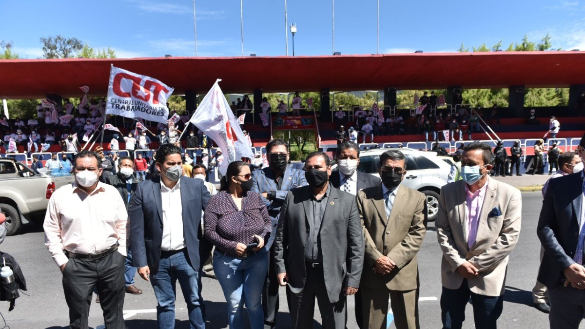 Acción. En el norte de Quito hubo un plantón organizado por trabajadores y transportistas