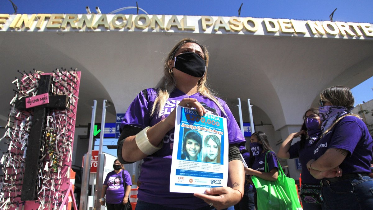 Perla Reyes, madre de Jocelyn Calderón Reyes, muestra hoy un cartel con una imagen de su hija, durante una protesta para exigir el esclarecimiento del caso tras 9 años de su desaparición en Ciudad Juárez.