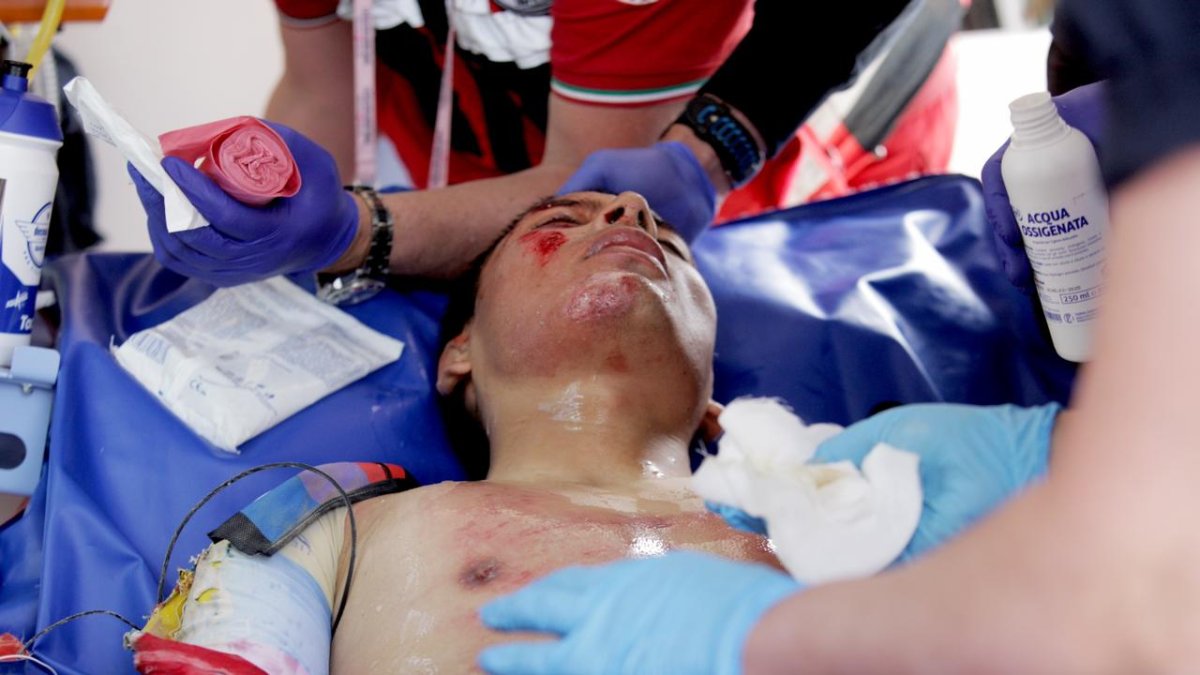 Caicedo, con golpes, raspaduras y cortes en la tibia de la pierna derecha, fue asistido en una ambulancia.