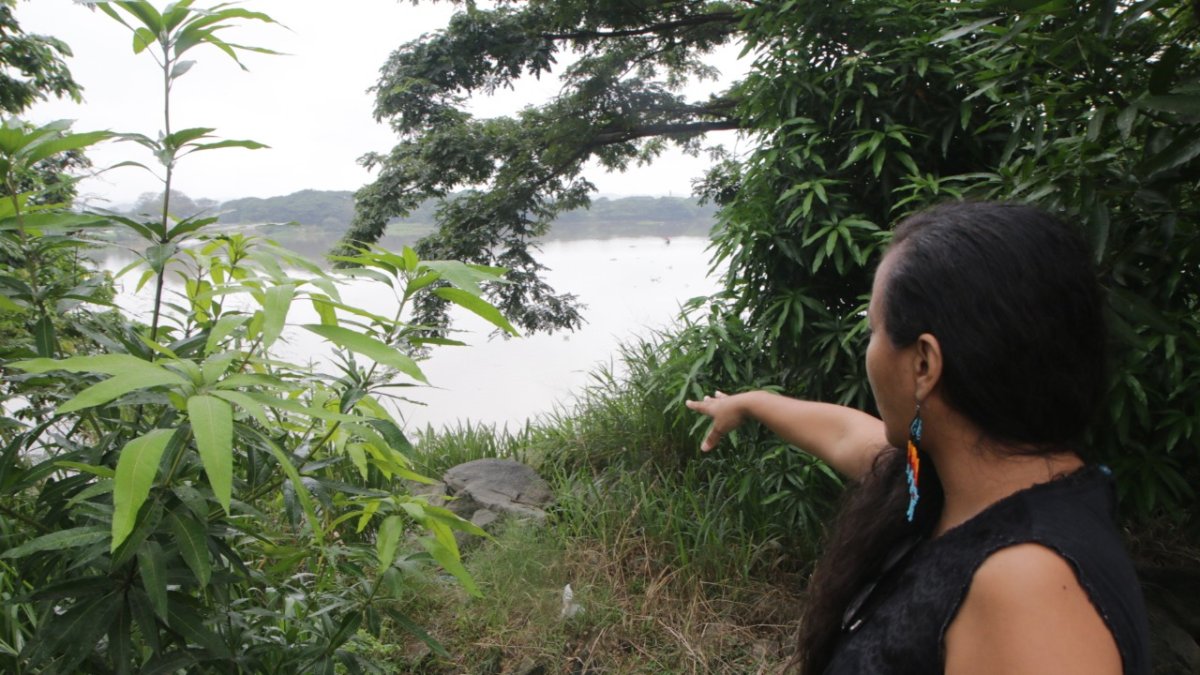 Verónica Cortez señala la maleza y el lugar donde se acumulan desechos.