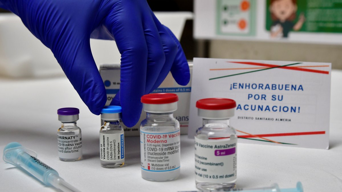 Cuatro vacunas disponibles en un punto de vacunación de Almería, España. EFE / Carlos Barba