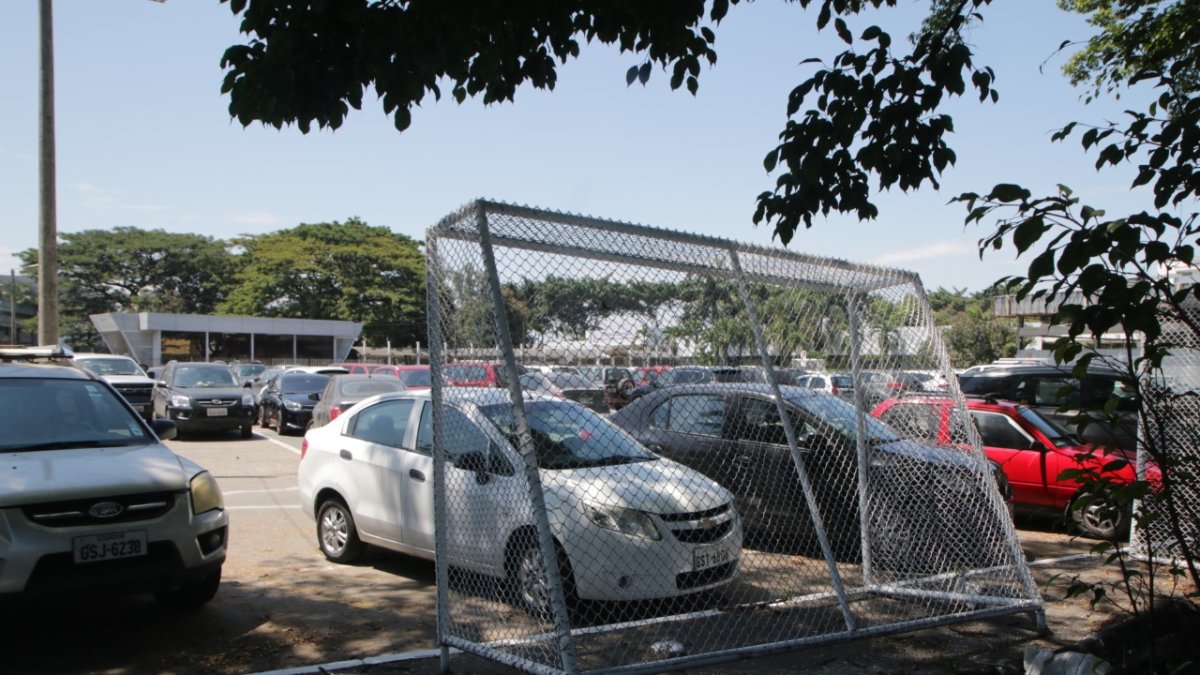 Las líneas recién pintadas y los arcos nuevos de las canchas para jugar las supuestas olimpiadas del hospital. Sin embargo no ha habido juegos y el espacio volvió a ser estacionamiento de autos