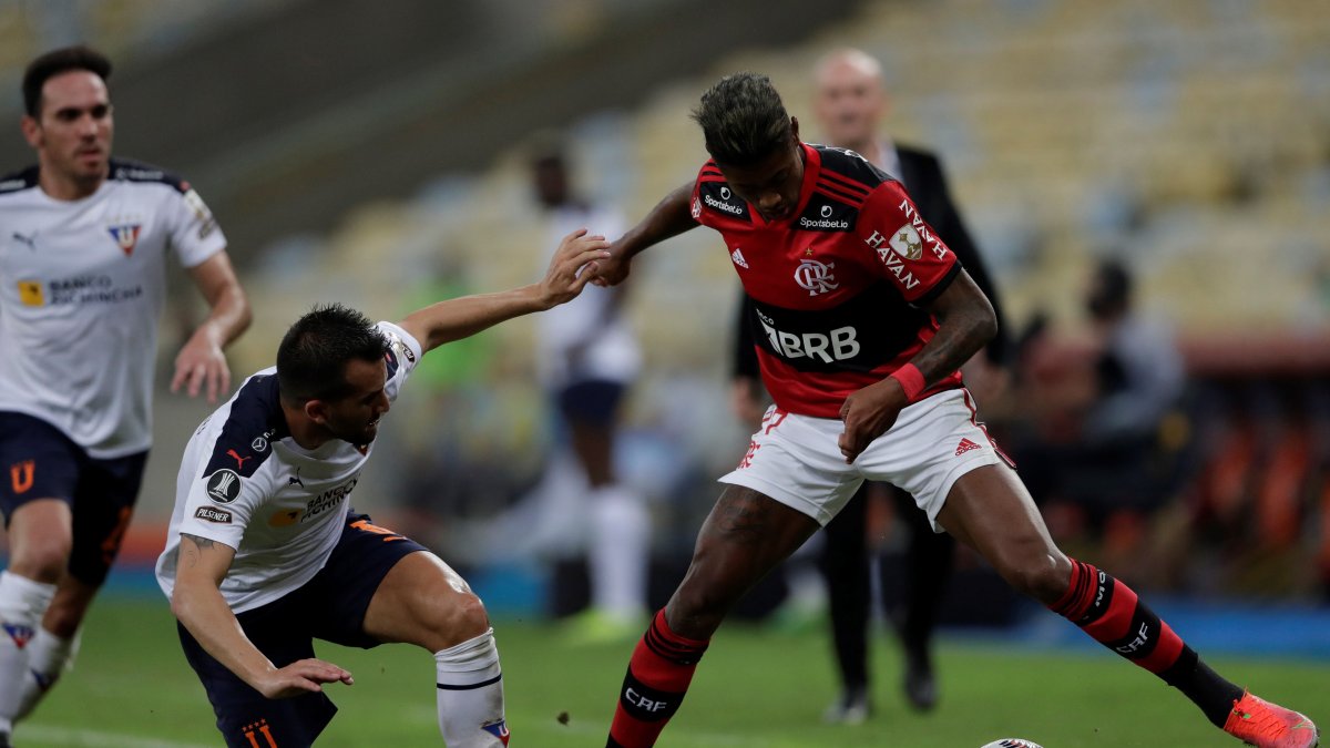 Bruno Henrique (derecha) del Flamengo disputa la pelota con Lucas Villarruel de Liga de Quito, en el duelo jugado en el Maracaná