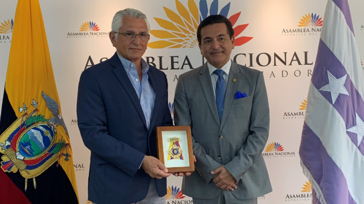 De izquierda a derecha: Danny Vélez, gerente general de BioMar y el a asambleísta Vicente Almeida Jalil.