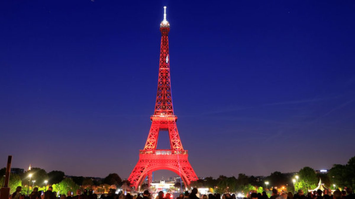 La torre iluminada para un evento, antes de su cierre temporal por la pandemia.
