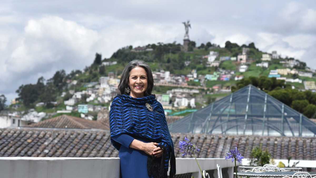 Rocío González de Lenín 

DIAS ANTES DEL CAMBIO DE GOBIERNO 





18 de mayo  de 2021

KARINA DEFAS 

Agencia (ag-expreso ag-extra ag-quito)