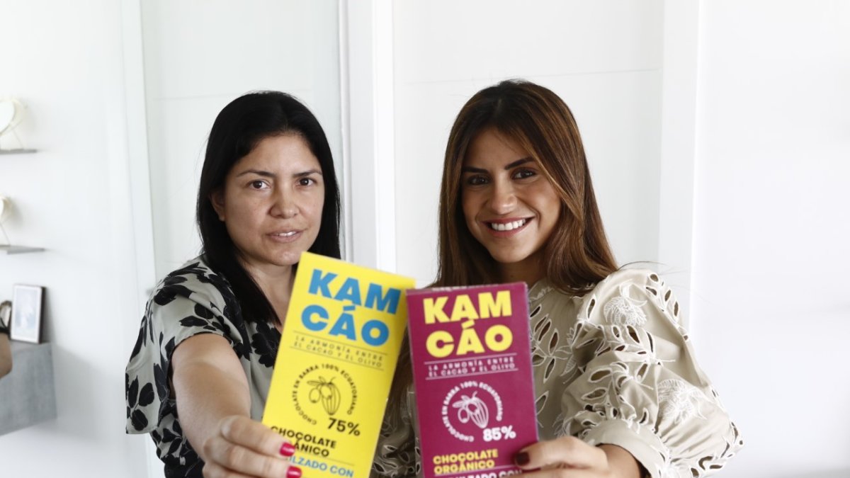 Las hermanas Viteri muestran su emprendimiento de chocolates sin azúcar (derecha-María José).