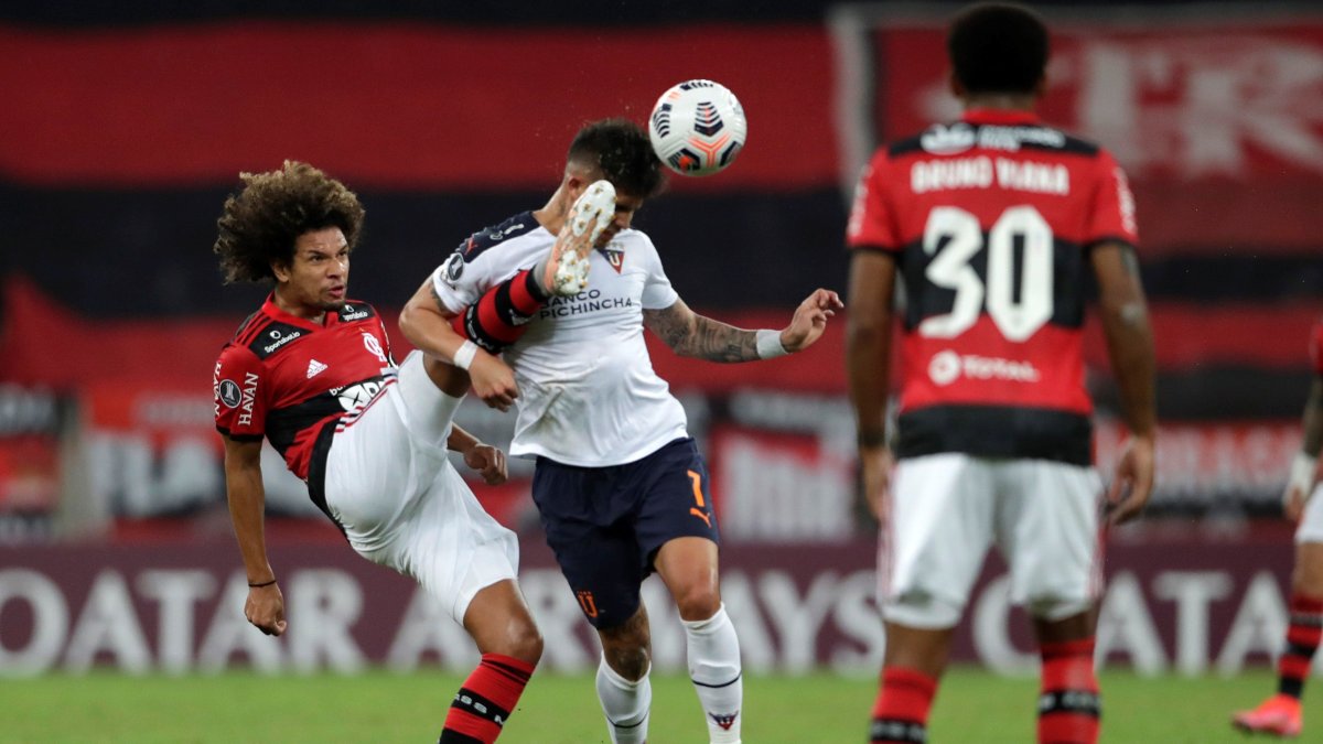 Willian Arao fue expulsado del partido al minuto 15 por agredir a un rival