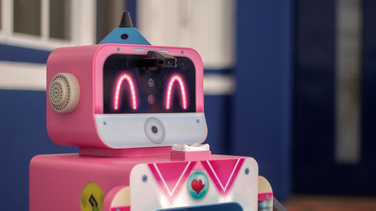 Vista de un robot de inteligencia artificial, el pasado 18 de mayo de 2021, en la ciudad de Querétaro (México). EFE/Sergio Adrián Ángeles