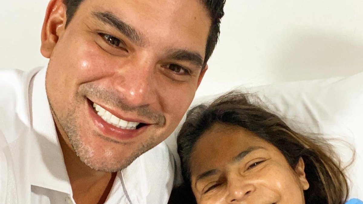 Con su madre Cinthya.