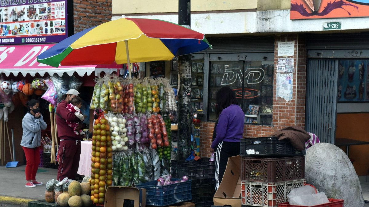 Los moradores indican que los vendedores ambulantes se toman las vías para poner sus puestos.