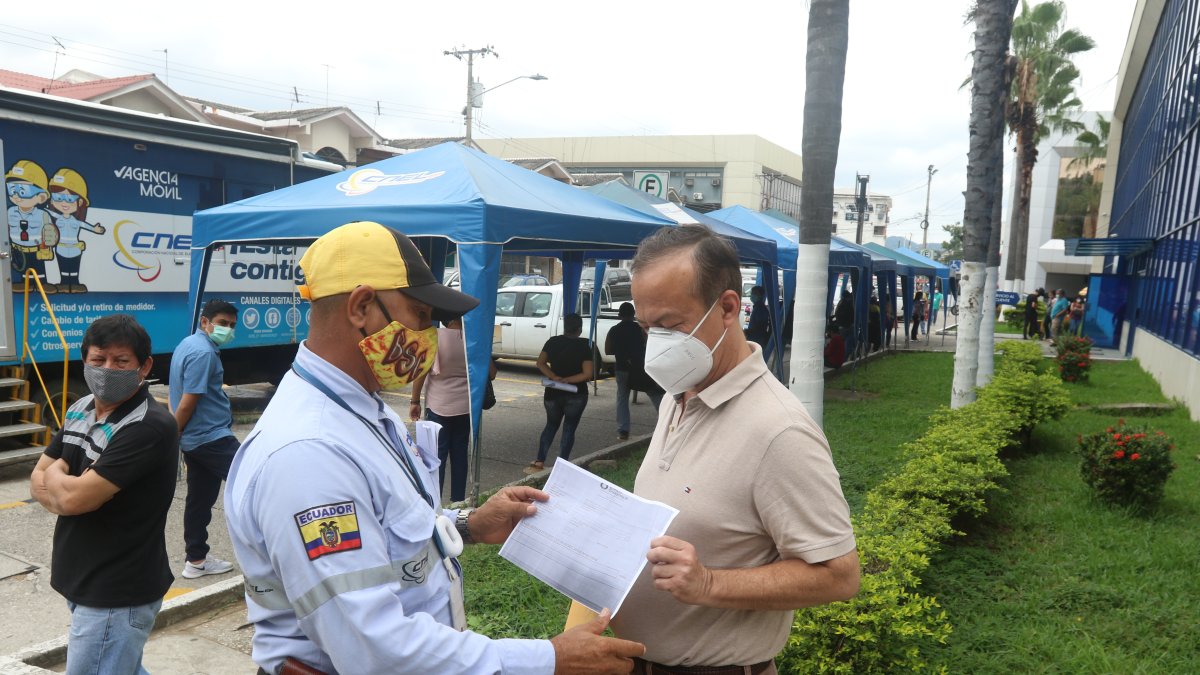 Situación. Ayer, a la sede de CNEL de La Garzota llegaron decenas de usuarios para presentar sus reclamos.