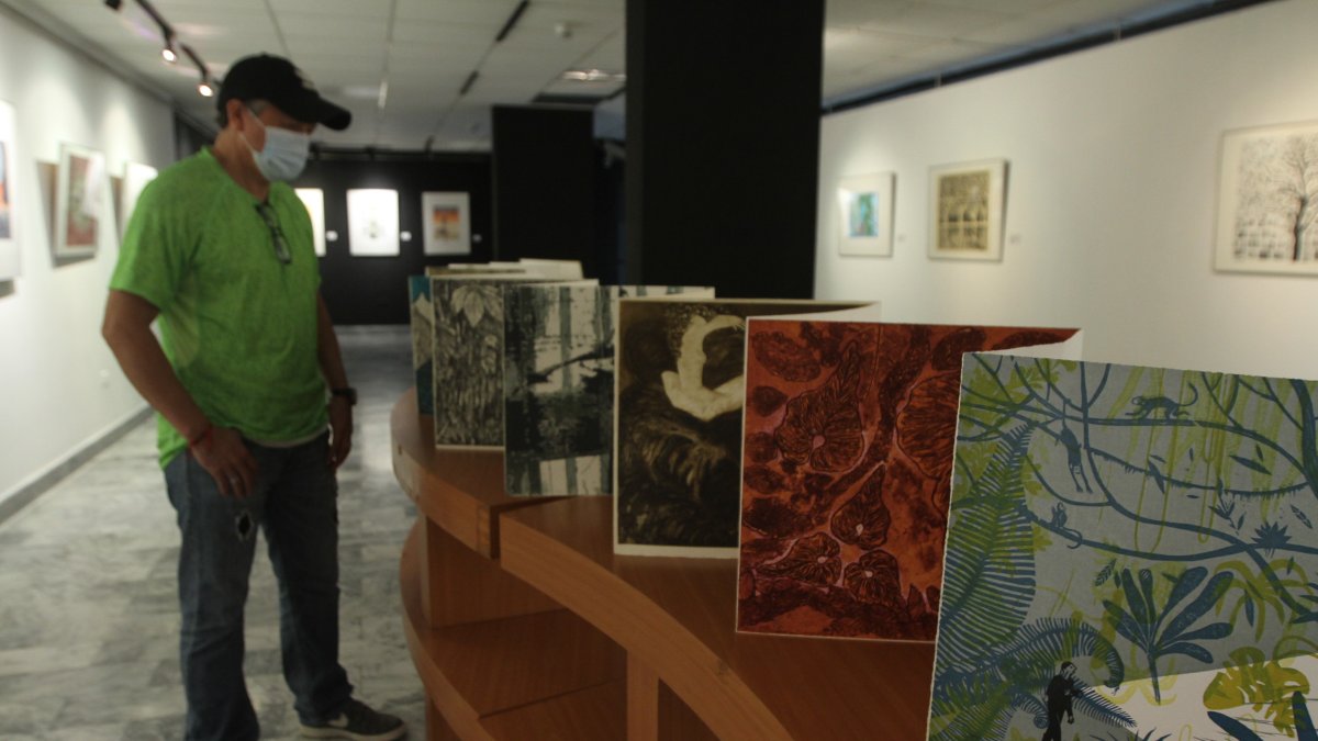 Un libro de artista, que es una especie de acordeón con diversas obras, recibe a los visitantes.