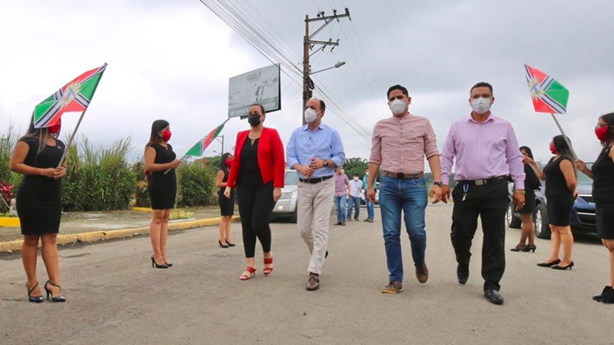 El ministro Loor (centro) y autoridades seccionales caminaron por la vía al momento de su entrega a la comunidad.