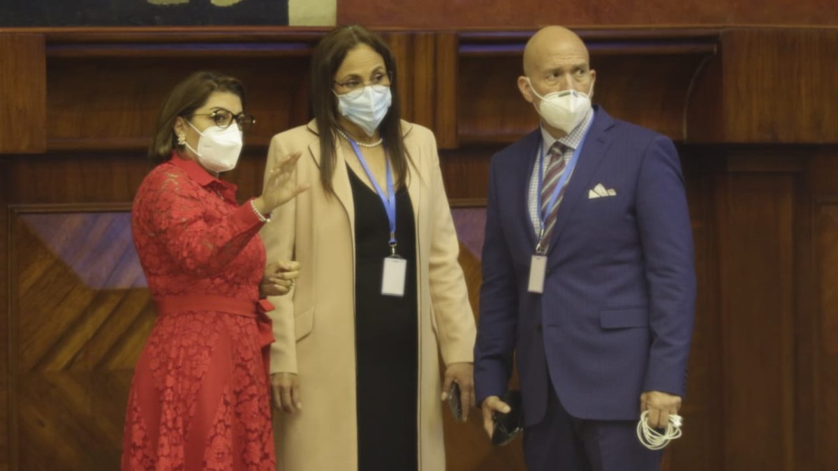 César Monge junto a Pierina Correa (Unes) y Wilma Andrade (ID) en la sesión inaugural de la Asamblea.