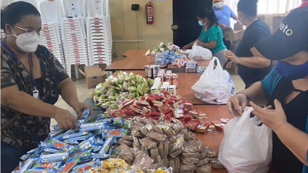 La entrega de la alimentación escolar se realiza con la ayuda voluntaria de los padres de familia.