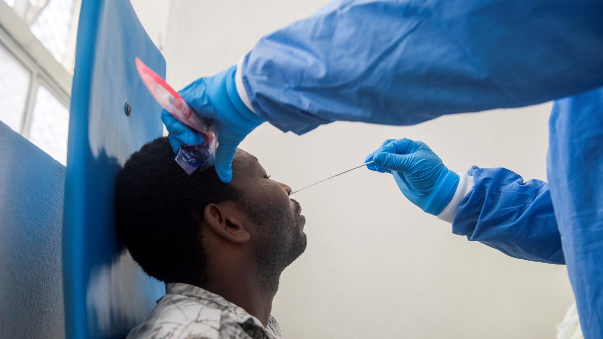 Un médico hace una prueba de coronavirus a un paciente en el centro médico GHESKIO en Puerto Príncipe (Haití).