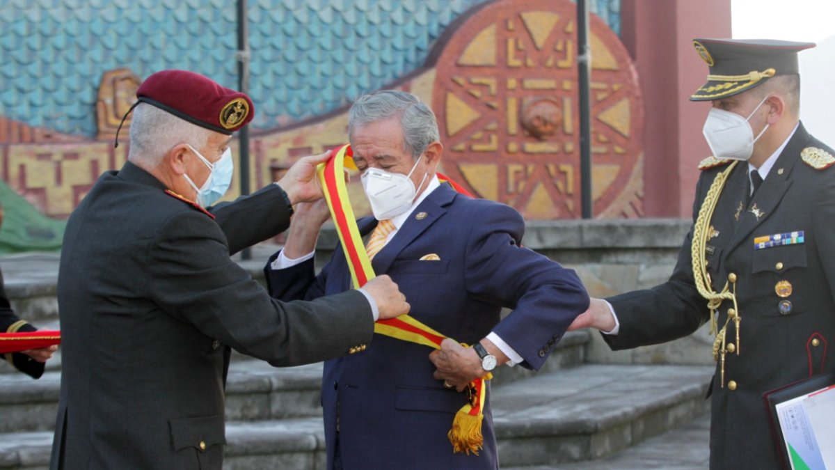 Ceremonia. El viernes el comandante del Ejército Luis Lara impuso una condecoración al ministerio de Defensa Oswaldo Jarrín.