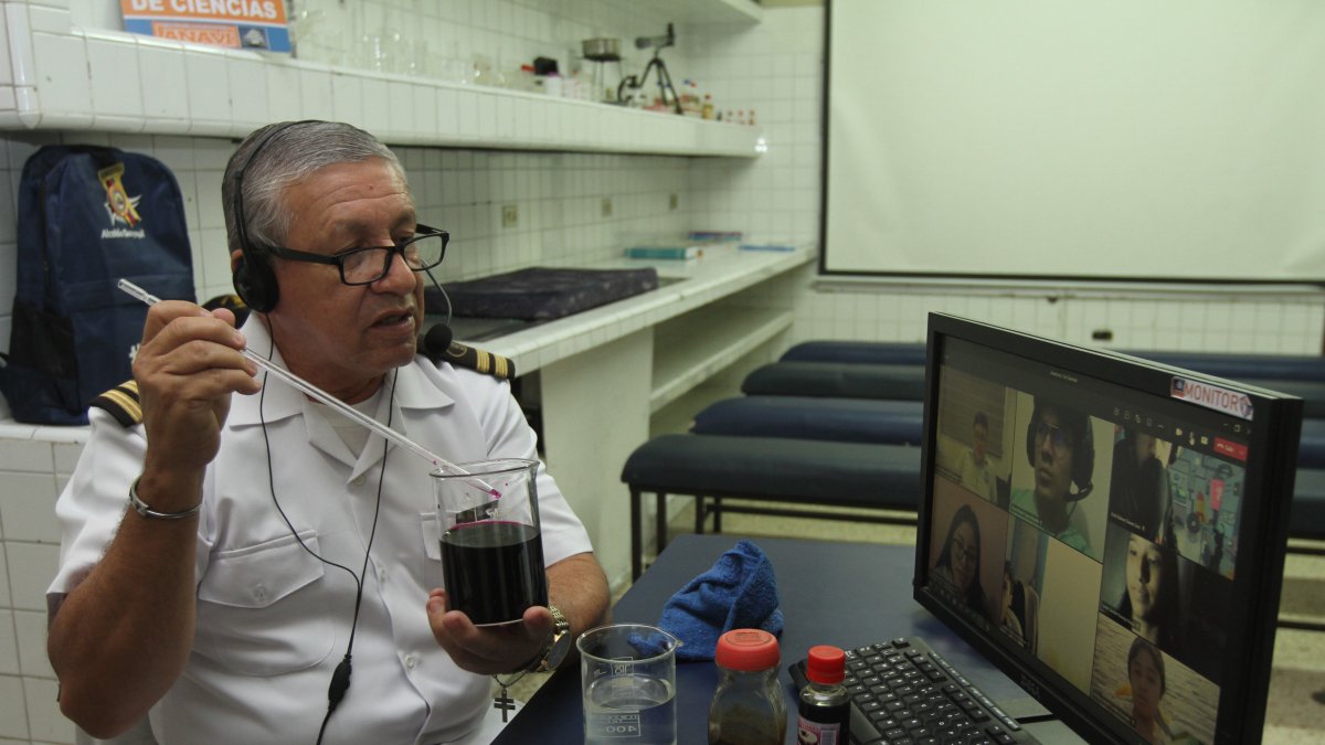 Gustavo Jaramillo, profesor de la Academia Naval Visión, imparte sus clases en un laboratorio del plantel, al que no ha dejado de ir, porque en su casa no tiene internet para afrontar la virtualidad.